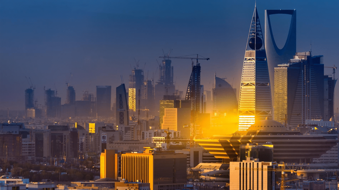 Couché de soleil sur l'horizon d'une ville en Arabie Saoudite