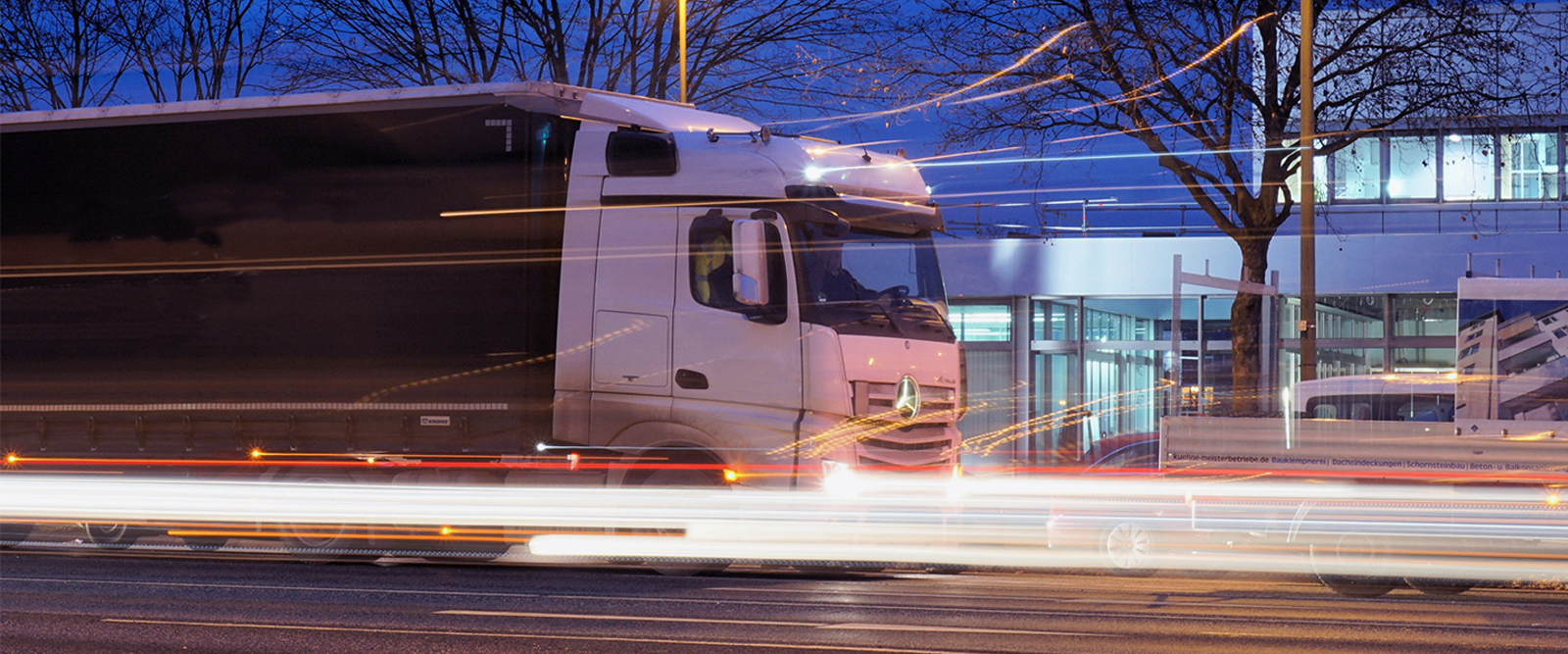 Camion qui roule dans le nuit transportant des marchandises